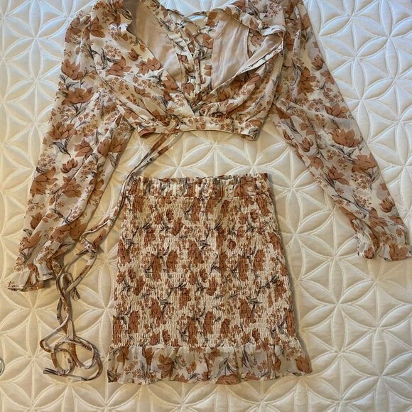 Beautiful two piece mini skirt set - Picture 4 of 11